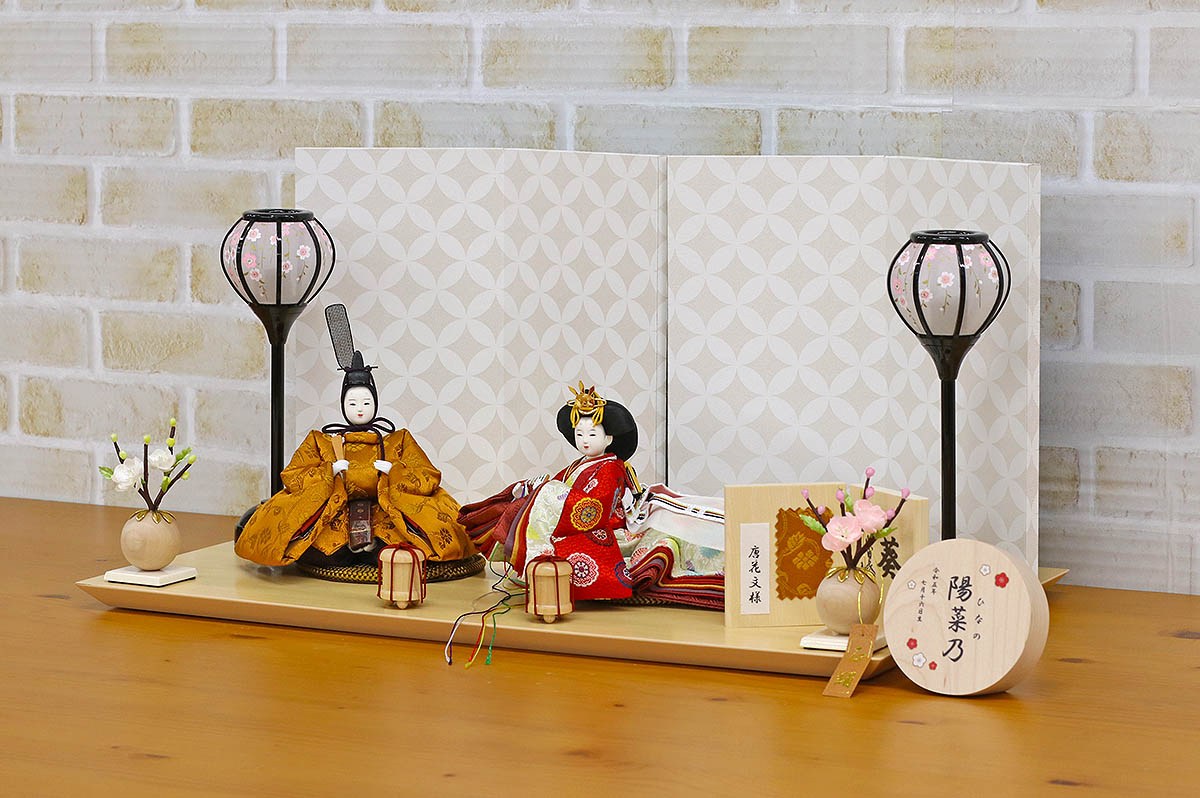 雛人形 親王飾り 柴田家千代作 柴田家千代 葵 黄櫨染 唐花文様 金茶/赤 柳親王 裾長衣装着 白色七宝文様屏風 木製飾り台 平飾り_2