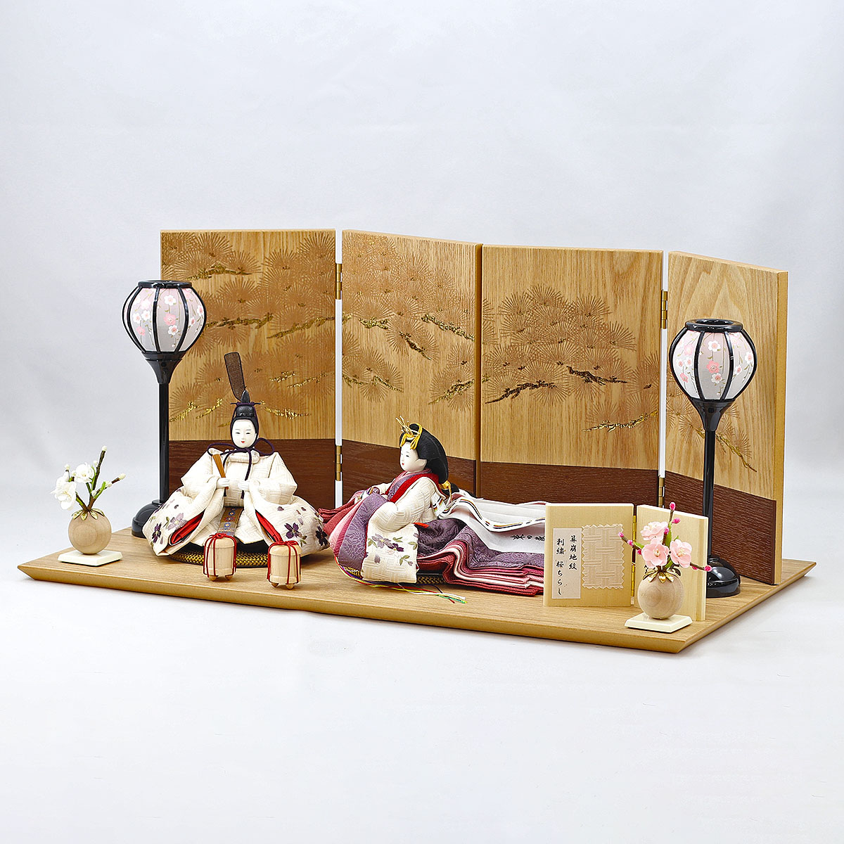 雛人形 親王飾り 柴田家千代作 葵 算崩地紋 刺繍桜ちらし 白紫 柳親王 裾長衣装着 紅白梅 扇面松文様屏風 タモ材 木製飾り台 平飾り_4