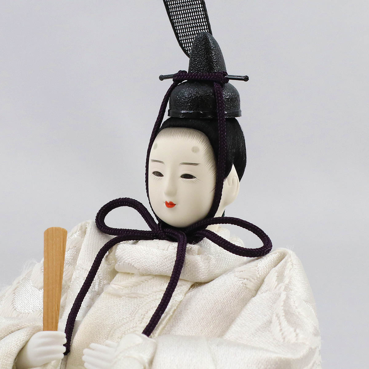 雛人形 親王飾り 柴田家千代作 葵 流水に木瓜文 白無垢風 柳親王 裾長衣装着 紅白梅 扇面松文様屏風 タモ材 木製飾り台 平飾り_10