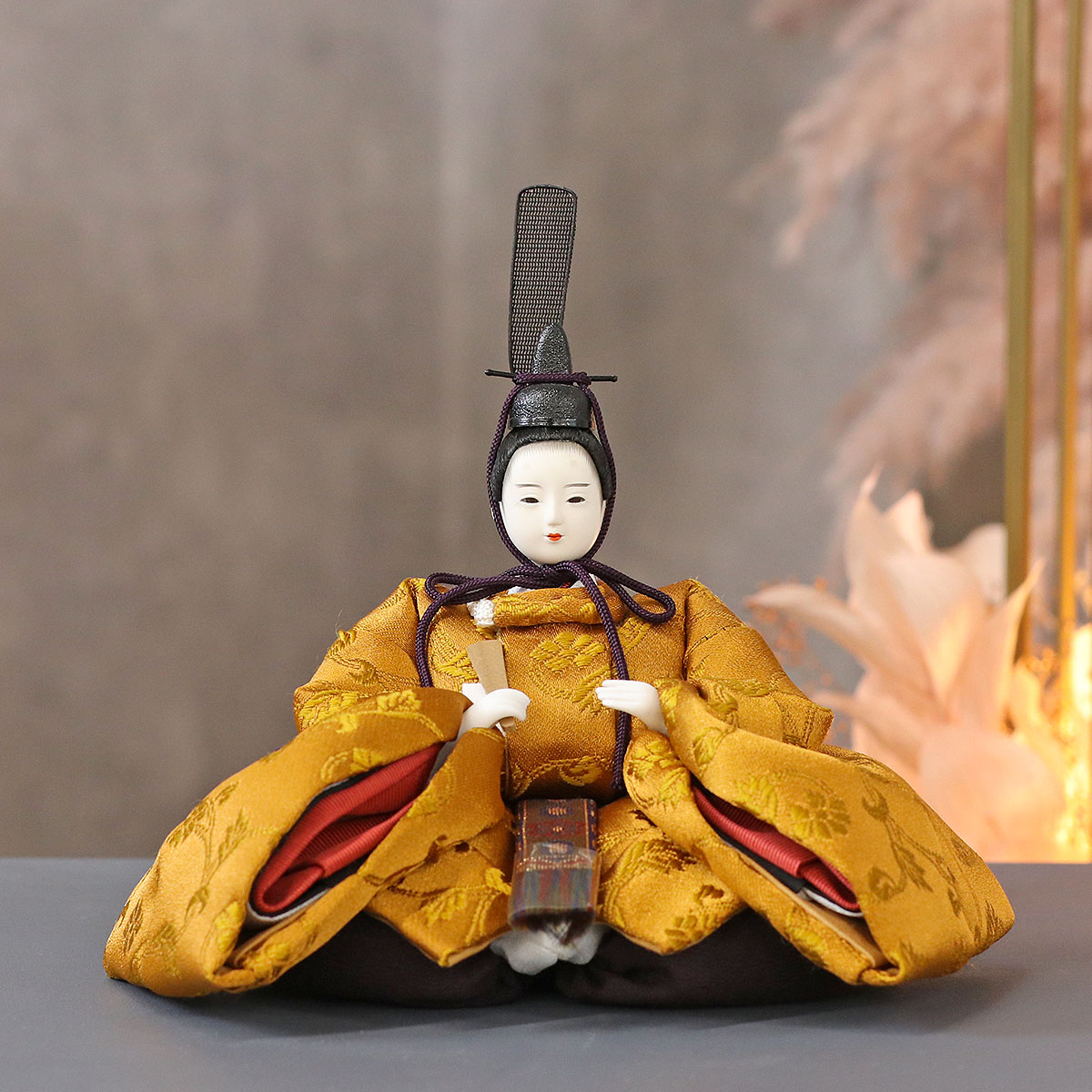 雛人形 親王飾り 柴田家千代作 葵 黄櫨染 唐花文様 金茶/赤 柳親王 裾長衣装着 紅白梅 扇面松文様屏風 タモ材 木製飾り台 平飾り_4