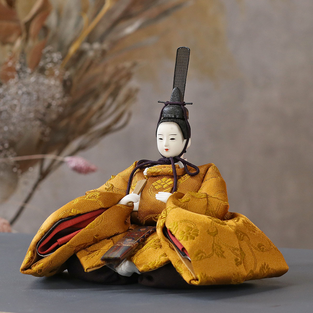 雛人形 親王飾り 柴田家千代作 葵 黄櫨染 唐花文様 金茶/赤 柳親王 裾長衣装着 紅白梅 扇面松文様屏風 タモ材 木製飾り台 平飾り_5