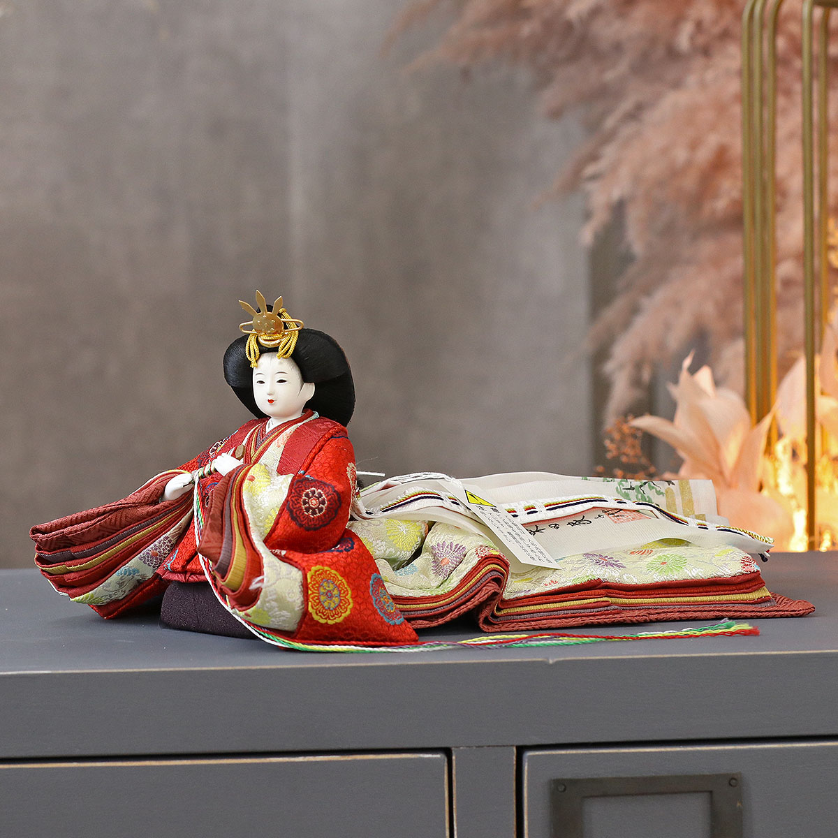 雛人形 親王飾り 柴田家千代作 葵 黄櫨染 唐花文様 金茶/赤 柳親王 裾長衣装着 紅白梅 扇面松文様屏風 タモ材 木製飾り台 平飾り_6