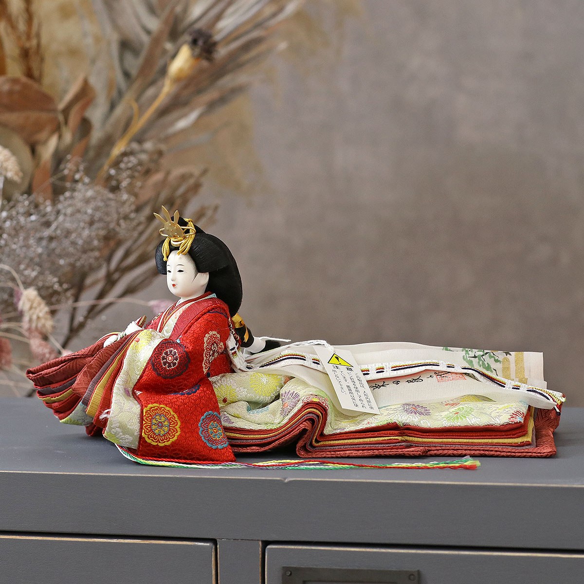 雛人形 親王飾り 柴田家千代作 葵 黄櫨染 唐花文様 金茶/赤 柳親王 裾長衣装着 紅白梅 扇面松文様屏風 タモ材 木製飾り台 平飾り_7
