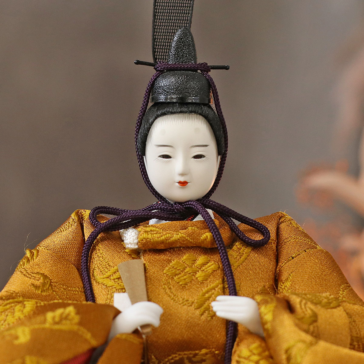 雛人形 親王飾り 柴田家千代作 葵 黄櫨染 唐花文様 金茶/赤 柳親王 裾長衣装着 紅白梅 扇面松文様屏風 タモ材 木製飾り台 平飾り_8