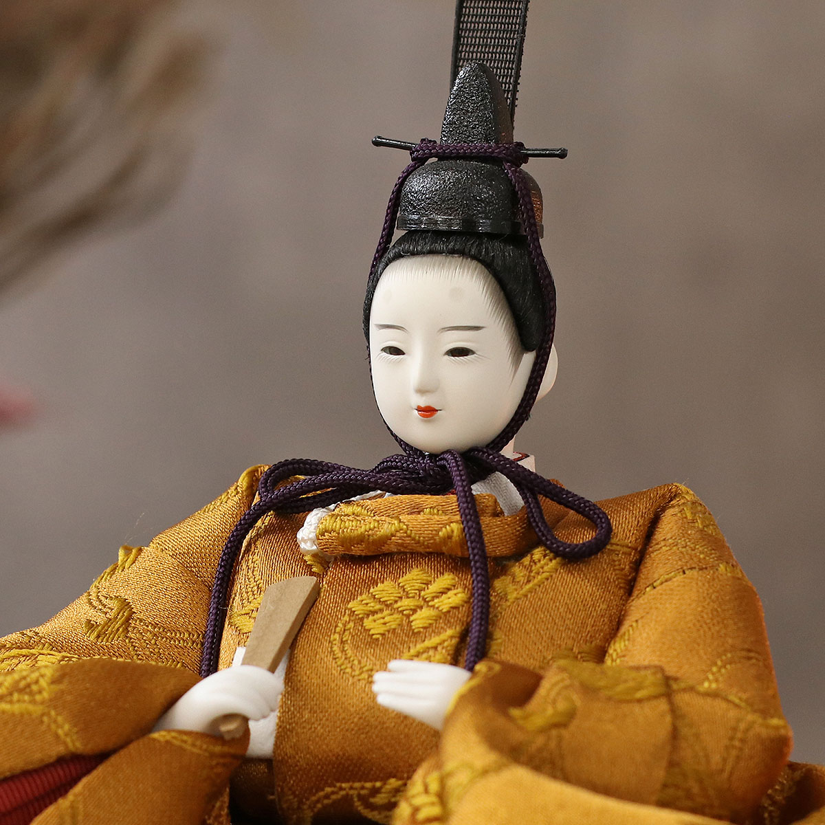 雛人形 親王飾り 柴田家千代作 葵 黄櫨染 唐花文様 金茶/赤 柳親王 裾長衣装着 紅白梅 扇面松文様屏風 タモ材 木製飾り台 平飾り_9