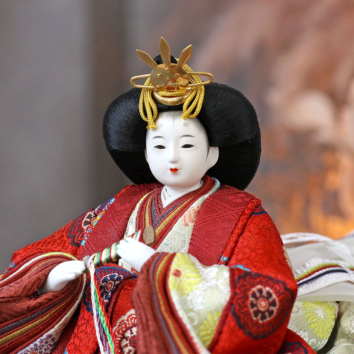 雛人形 親王飾り 柴田家千代作 葵 黄櫨染 唐花文様 金茶/赤 柳親王 裾長衣装着 紅白梅 扇面松文様屏風 タモ材 木製飾り台 平飾り_10