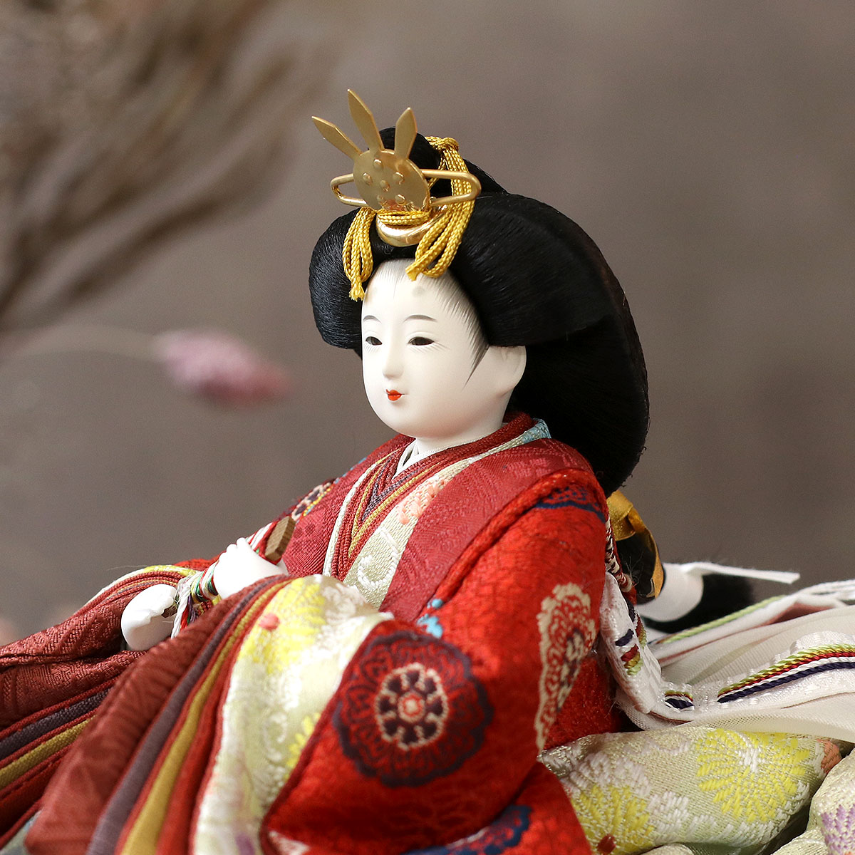 雛人形 親王飾り 柴田家千代作 葵 黄櫨染 唐花文様 金茶/赤 柳親王 裾長衣装着 紅白梅 扇面松文様屏風 タモ材 木製飾り台 平飾り_11