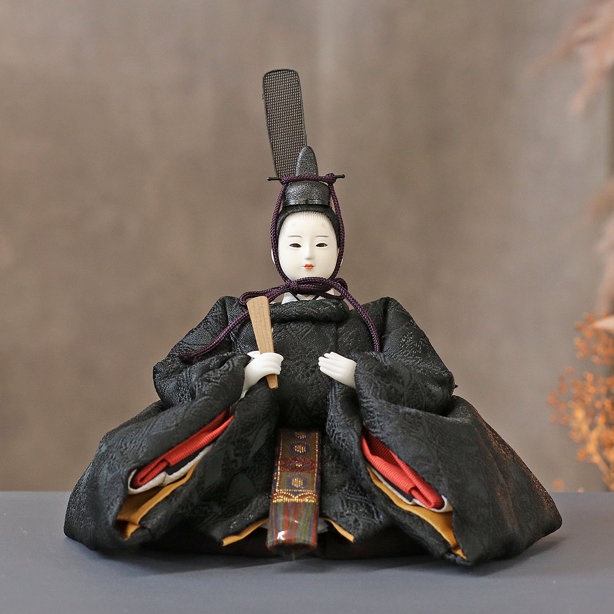 雛人形 親王飾り 柴田家千代作 葵 有職 向鶴丸文 黒/赤 柳親王 裾長衣装着 紅白梅 扇面松文様屏風 タモ材 木製飾り台 平飾り_4