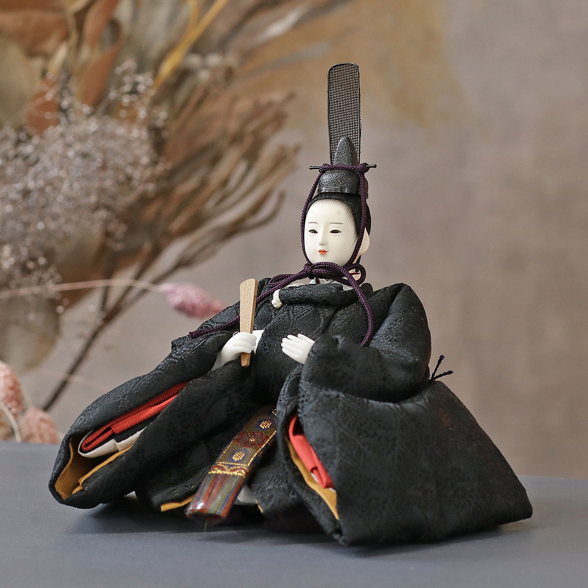 雛人形 親王飾り 柴田家千代作 葵 有職 向鶴丸文 黒/赤 柳親王 裾長衣装着 紅白梅 扇面松文様屏風 タモ材 木製飾り台 平飾り_5