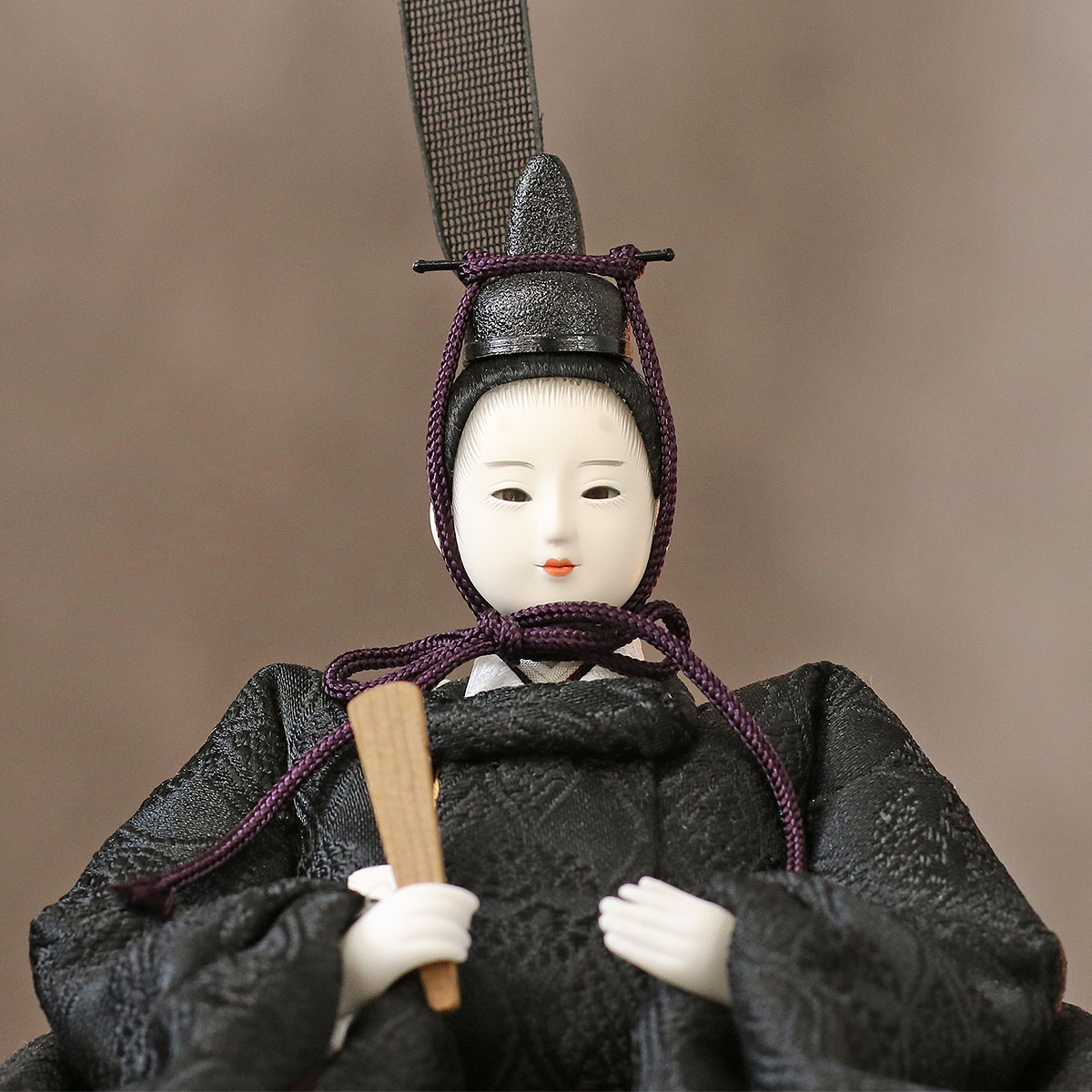 雛人形 親王飾り 柴田家千代作 葵 有職 向鶴丸文 黒/赤 柳親王 裾長衣装着 紅白梅 扇面松文様屏風 タモ材 木製飾り台 平飾り_8