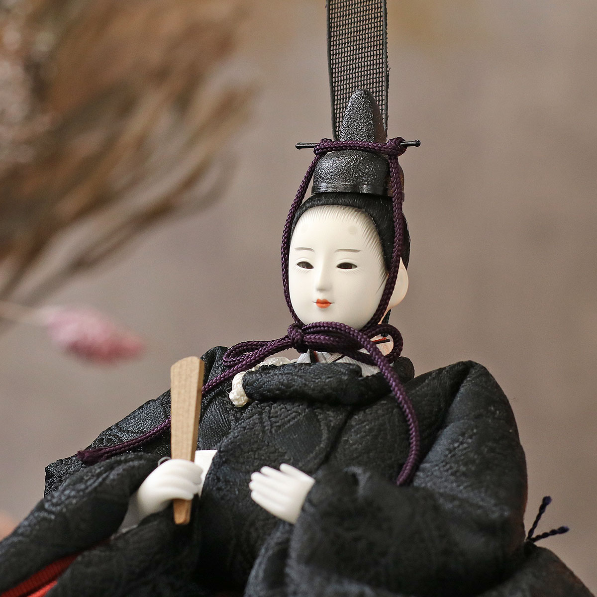 雛人形 親王飾り 柴田家千代作 葵 有職 向鶴丸文 黒/赤 柳親王 裾長衣装着 紅白梅 扇面松文様屏風 タモ材 木製飾り台 平飾り_9