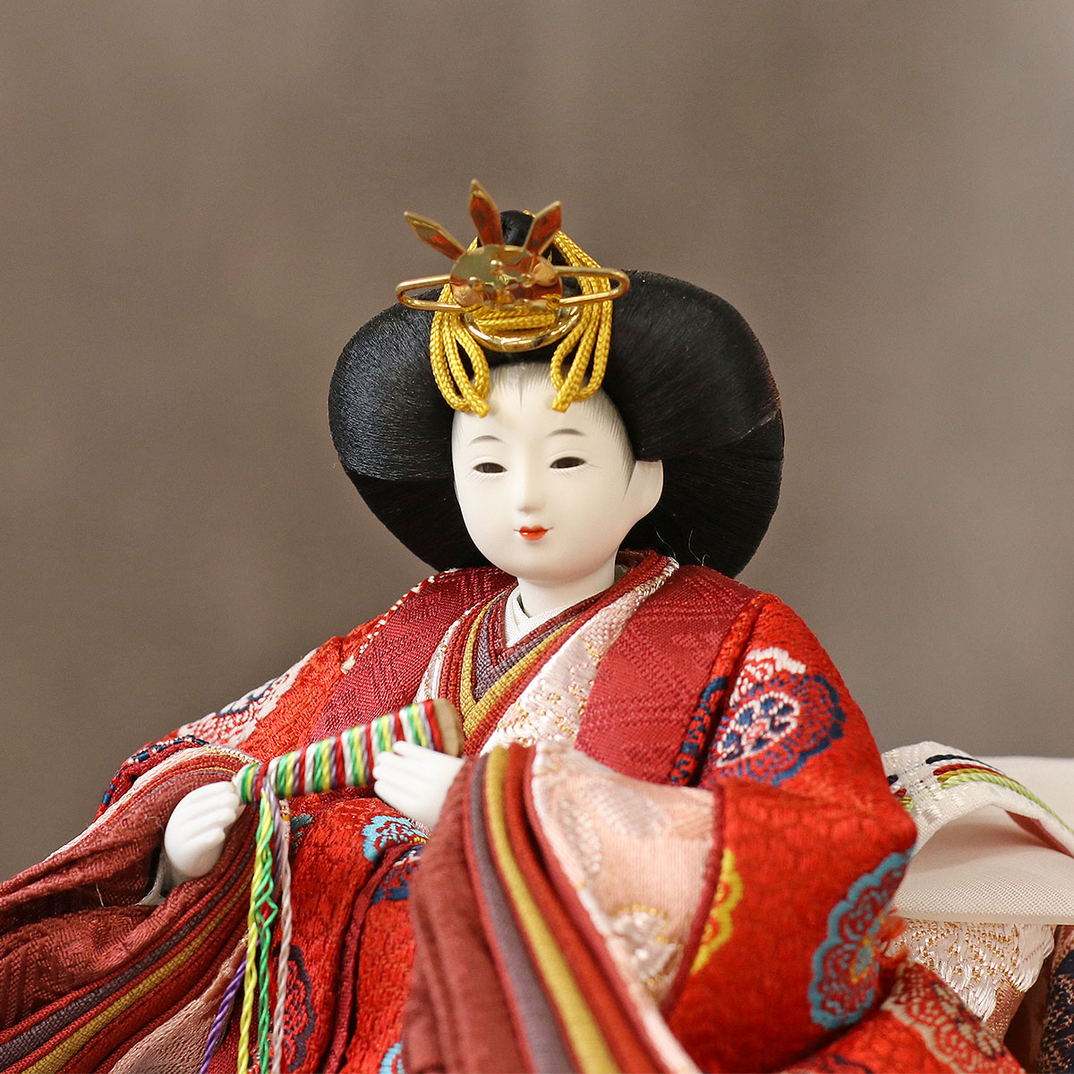 雛人形 親王飾り 柴田家千代作 葵 有職 向鶴丸文 黒/赤 柳親王 裾長衣装着 紅白梅 扇面松文様屏風 タモ材 木製飾り台 平飾り_10