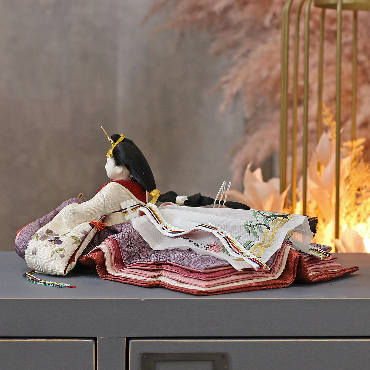 雛人形 親王飾り 柴田家千代作 葵 算崩地紋 刺繍桜ちらし 白紫 柳親王 裾長衣装着 紅白梅 扇面松文様屏風 タモ材 木製飾り台 平飾り_13