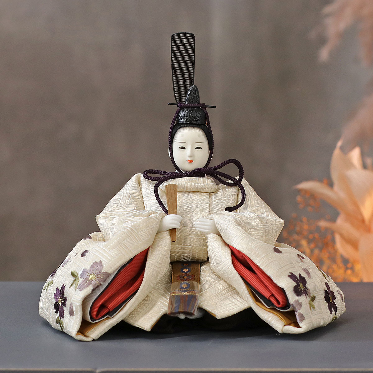 雛人形 親王飾り 柴田家千代作 葵 算崩地紋 刺繍桜ちらし 白紫 柳親王 裾長衣装着 紅白梅 扇面松文様屏風 タモ材 木製飾り台 平飾り_4