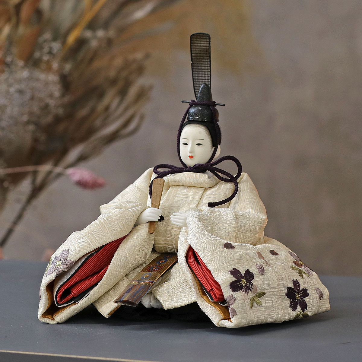 雛人形 親王飾り 柴田家千代作 葵 算崩地紋 刺繍桜ちらし 白紫 柳親王 裾長衣装着 紅白梅 扇面松文様屏風 タモ材 木製飾り台 平飾り_5