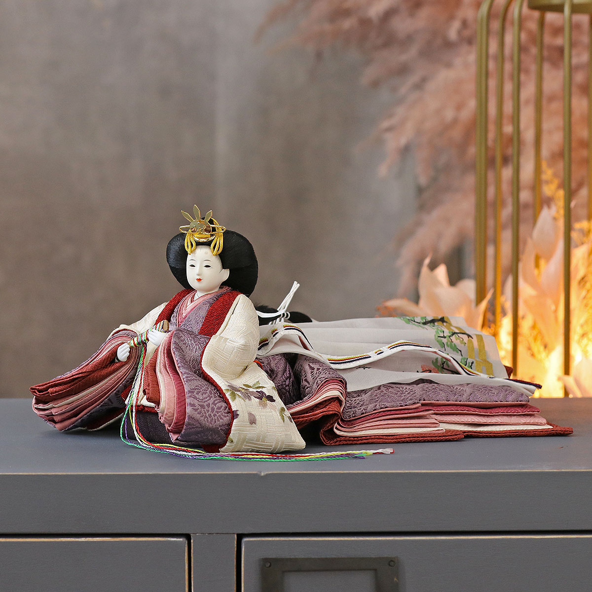 雛人形 親王飾り 柴田家千代作 葵 算崩地紋 刺繍桜ちらし 白紫 柳親王 裾長衣装着 紅白梅 扇面松文様屏風 タモ材 木製飾り台 平飾り_6