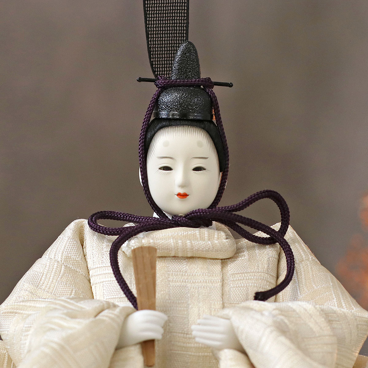 雛人形 親王飾り 柴田家千代作 葵 算崩地紋 刺繍桜ちらし 白紫 柳親王 裾長衣装着 紅白梅 扇面松文様屏風 タモ材 木製飾り台 平飾り_8
