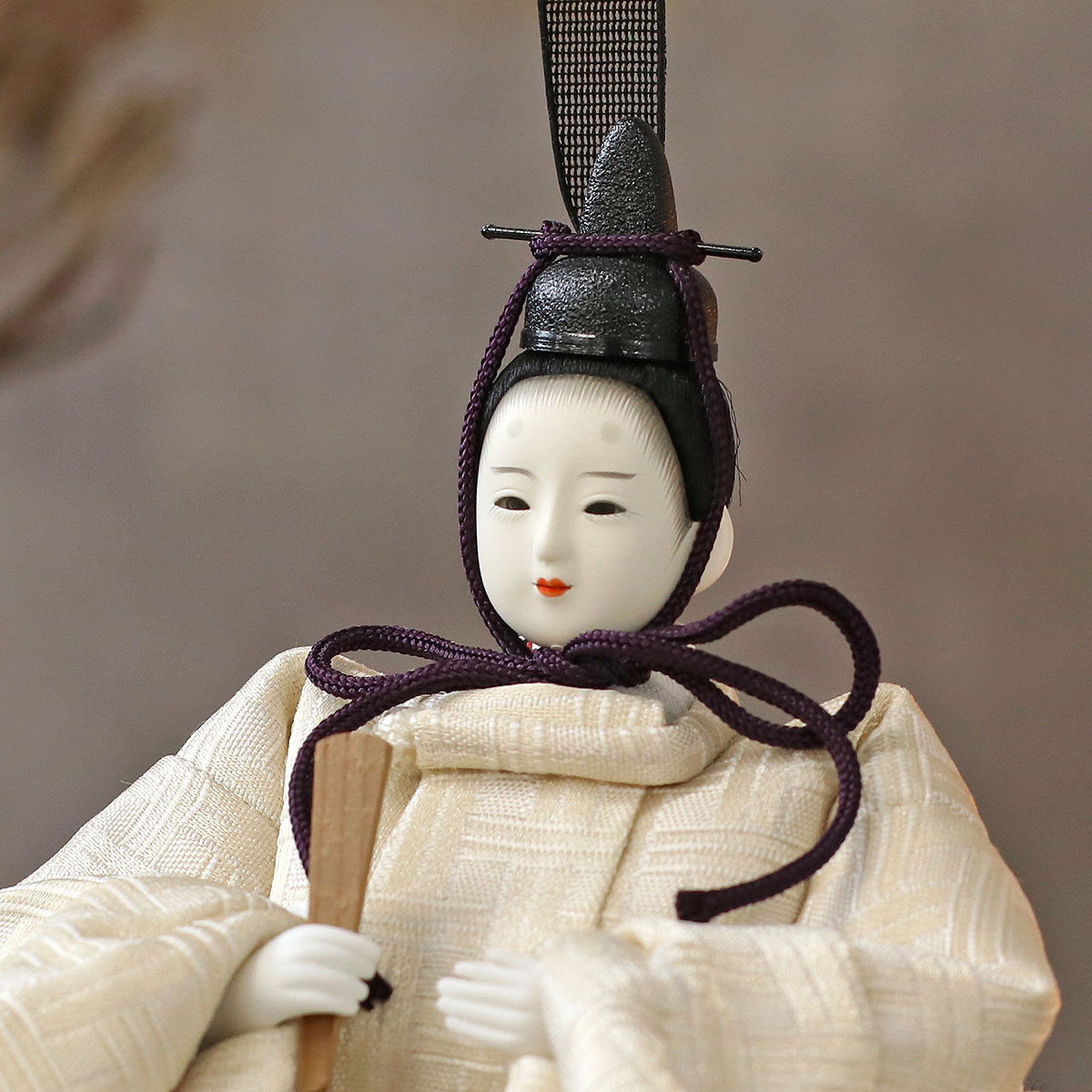 雛人形 親王飾り 柴田家千代作 葵 算崩地紋 刺繍桜ちらし 白紫 柳親王 裾長衣装着 紅白梅 扇面松文様屏風 タモ材 木製飾り台 平飾り_9