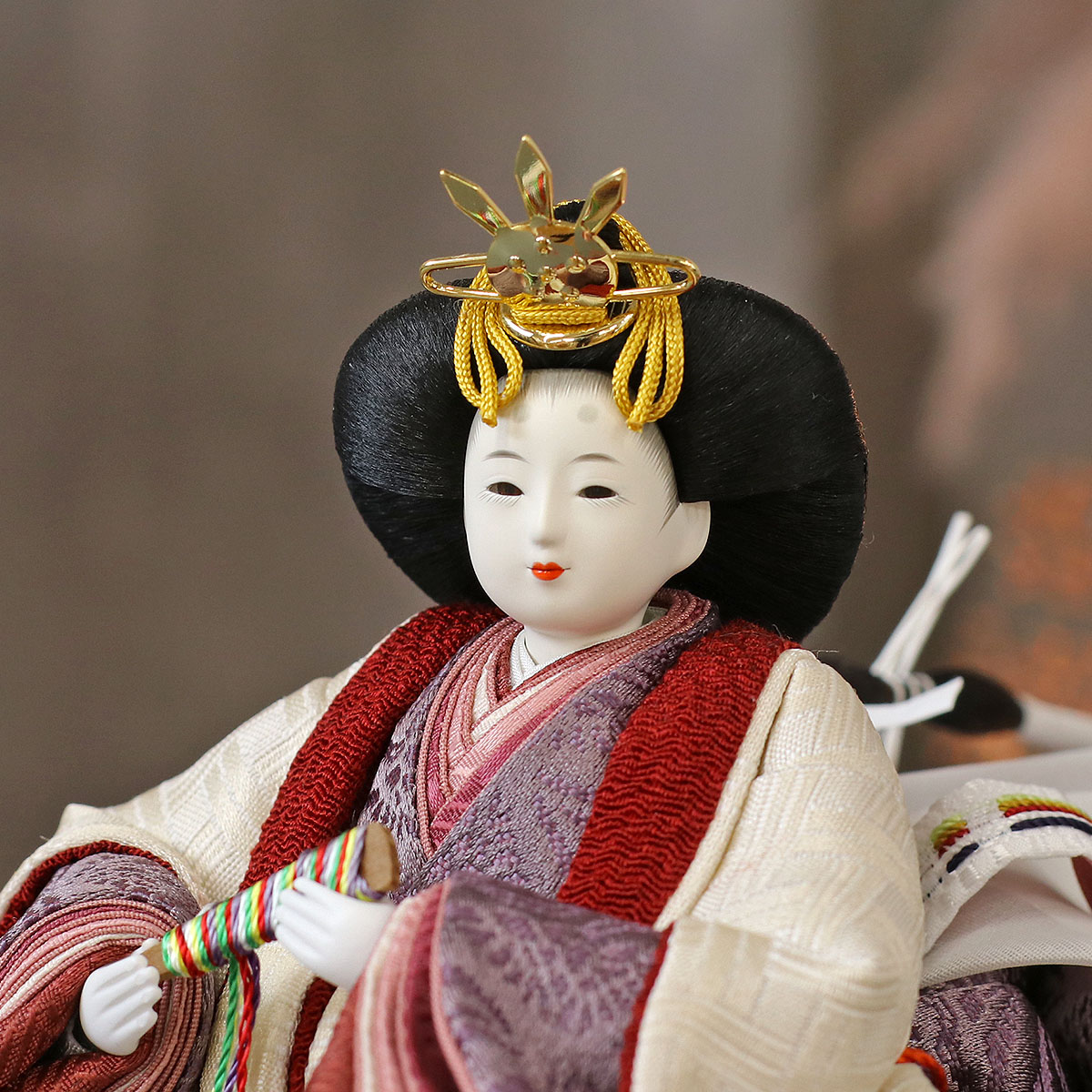 雛人形 親王飾り 柴田家千代作 葵 算崩地紋 刺繍桜ちらし 白紫 柳親王 裾長衣装着 紅白梅 扇面松文様屏風 タモ材 木製飾り台 平飾り_10