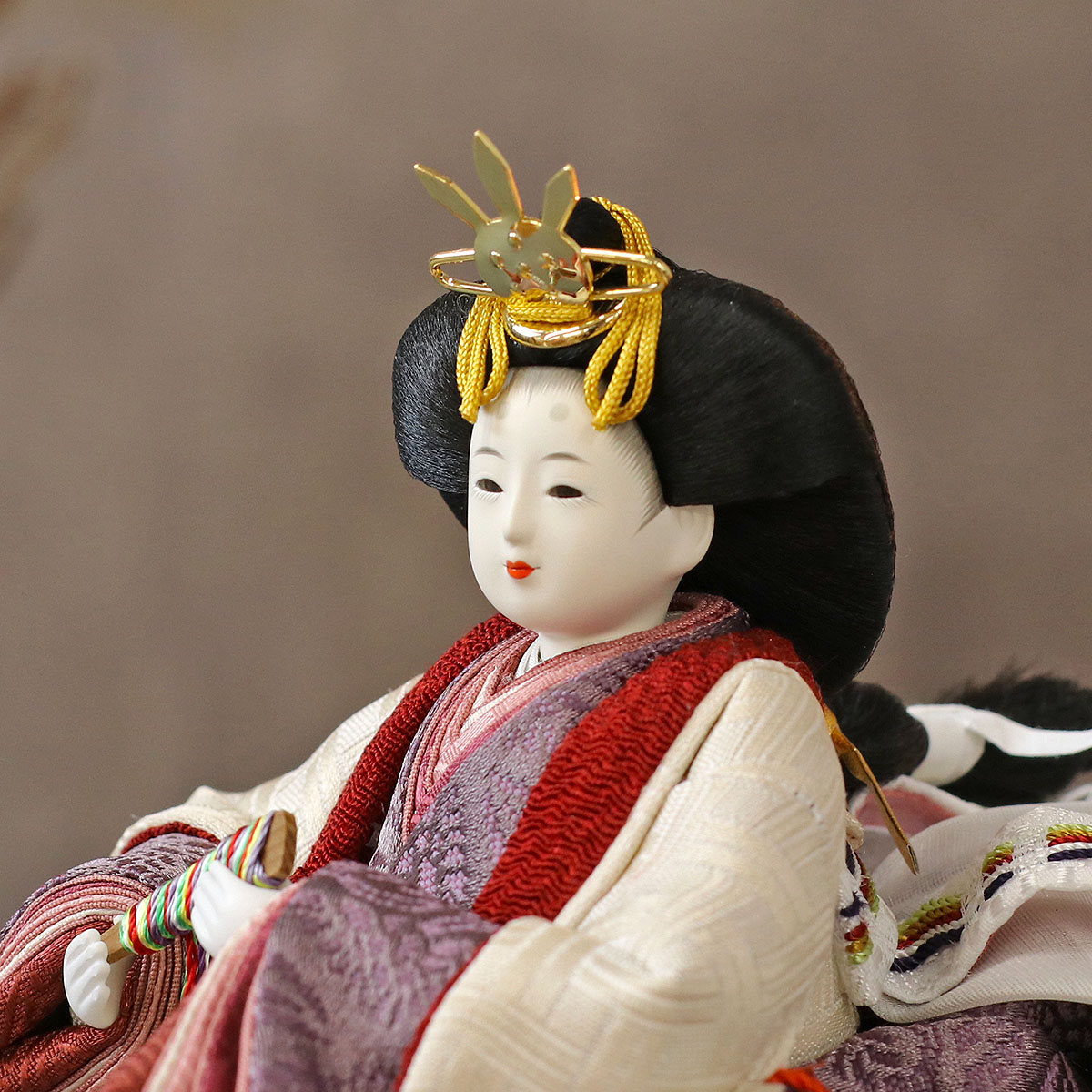 雛人形 親王飾り 柴田家千代作 葵 算崩地紋 刺繍桜ちらし 白紫 柳親王 裾長衣装着 紅白梅 扇面松文様屏風 タモ材 木製飾り台 平飾り_11