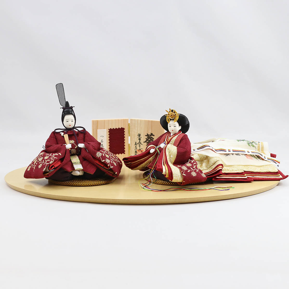 58%OFF!】雛人形 柴田家千代 葵 桜刺繍 柳親王 裾長衣裳着 木製楕円形飾り台 平飾り つる花刺繍 エンジ 雛人形