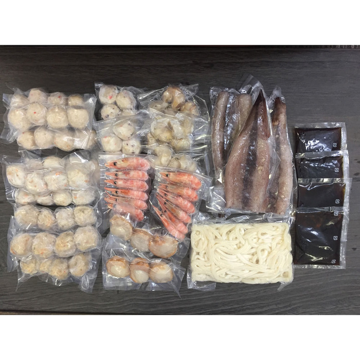 北海道 海鮮つみれ鍋 Gかに入×12 えび入×12 とりごぼう×12 たこ入×12 海老×12 帆立×6 いか×3 つぶ×3袋 冷凍うどん×1 二重包装可-1