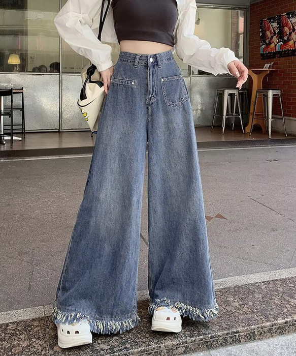 moussy WIDELEGデニム ワイドレッグデニム ダークブルー フリンジ裾 AZUL by moussy（アズールバイマウジー）の「FRINGE DENIM WIDE