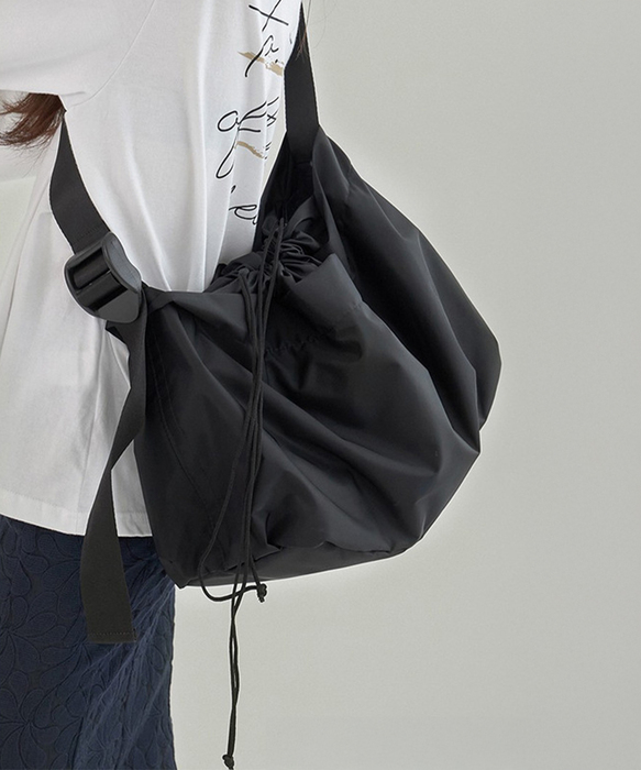 ショルダーバッグ 大容量 ナイロン鞄 黒-0