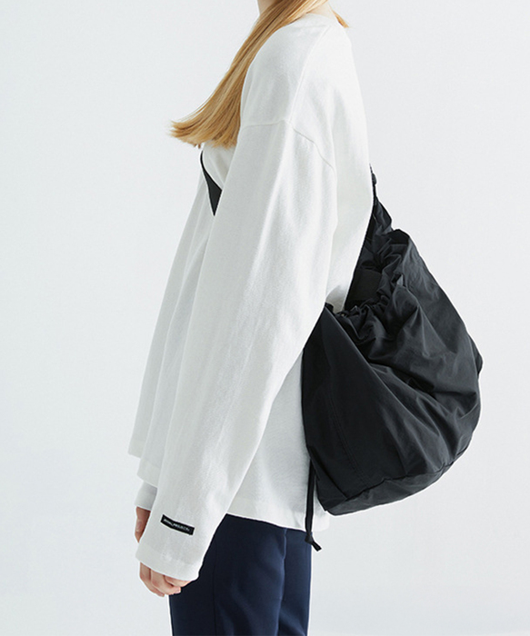 ショルダーバッグ 大容量 ナイロン鞄 黒-5