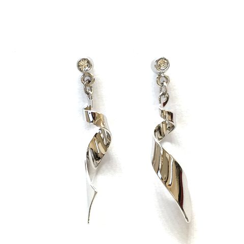 日本製 ゆらゆらプレートツイストピアス １ペア　樹脂ポスト 高品質クリスタル使用 JP 01-3