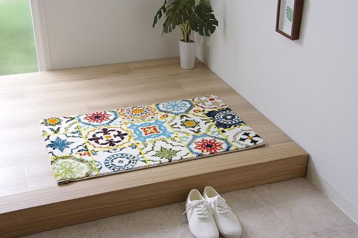 玄関マット トルコ製 ウィルトン織り 約60×90cm 抗菌防臭 消臭機能 へたりにくい　ホワイトをベースにカラフルな色で柄を-1
