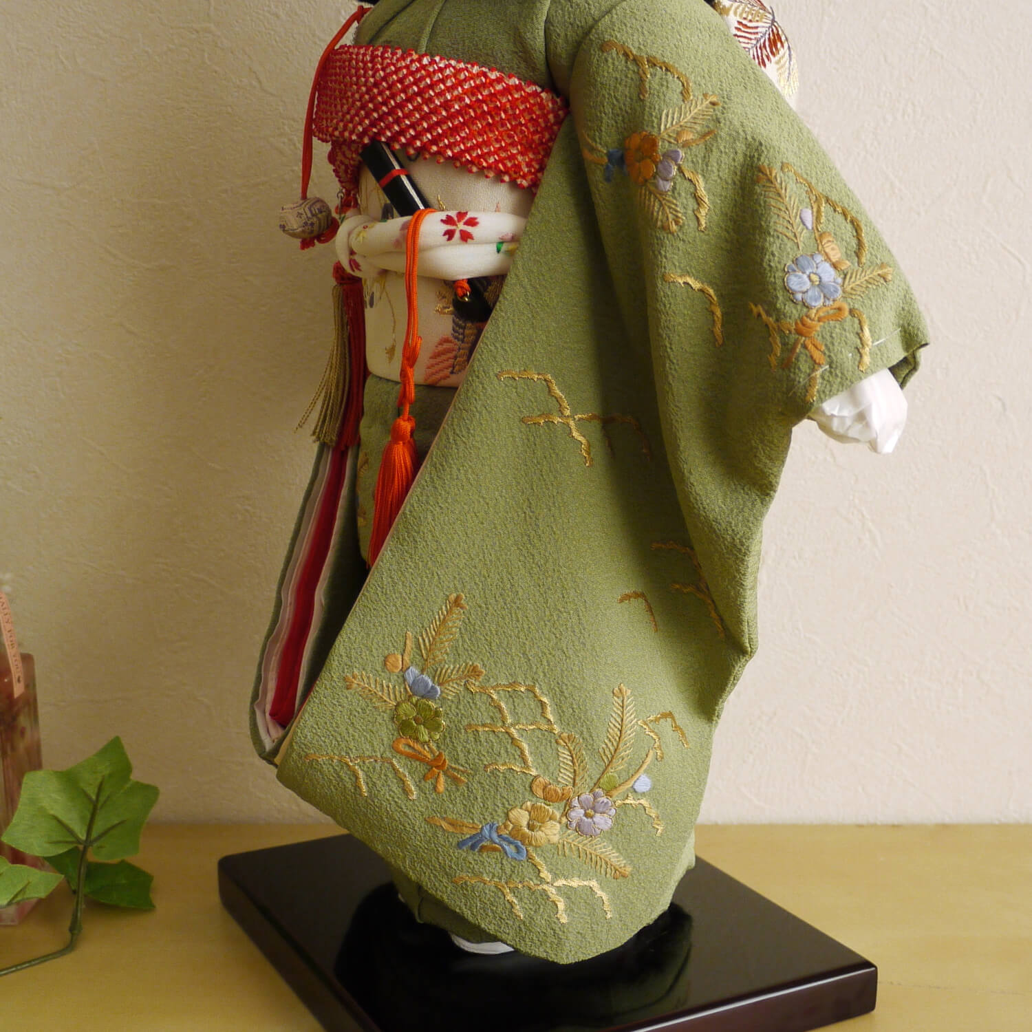 市松人形 元賀章介 12号尺二正絹手刺繍 変わり青梅に小花 ヒワ色