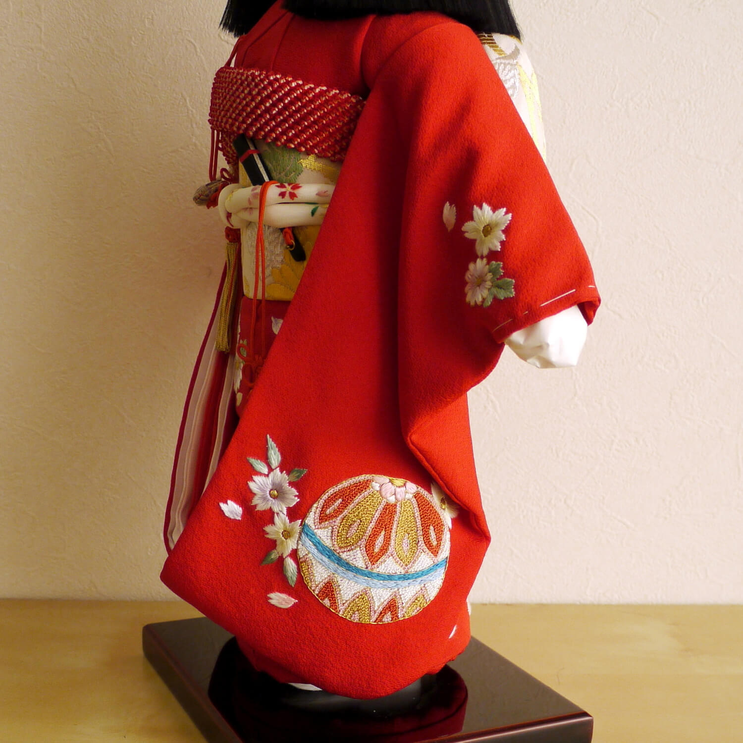 市松人形 元賀章介 12号尺二正絹手刺繍 まり 赤色 手塗本漆台 女の子