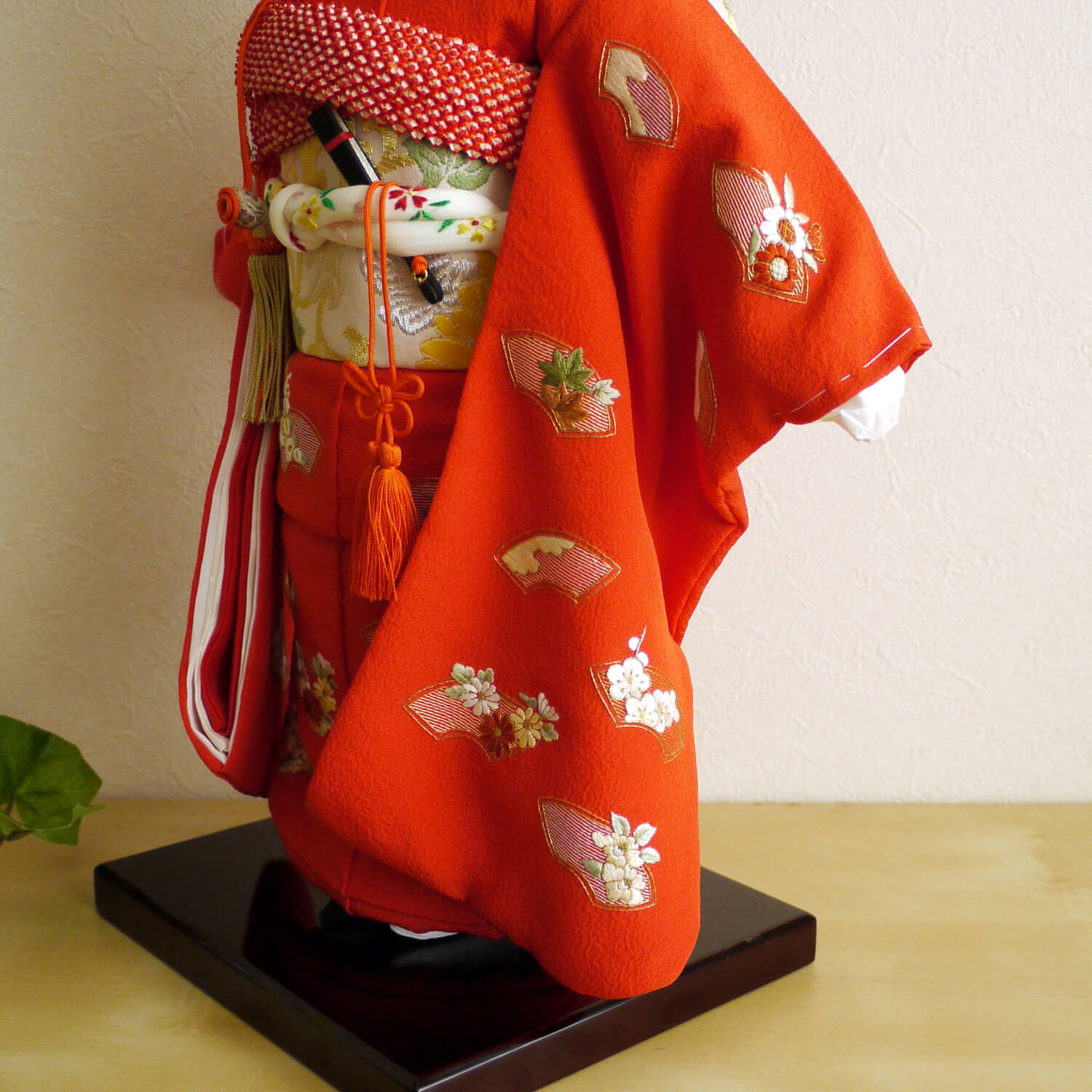 市松人形 元賀章介 12号尺二正絹手刺繍 扇面に小花 赤色 台