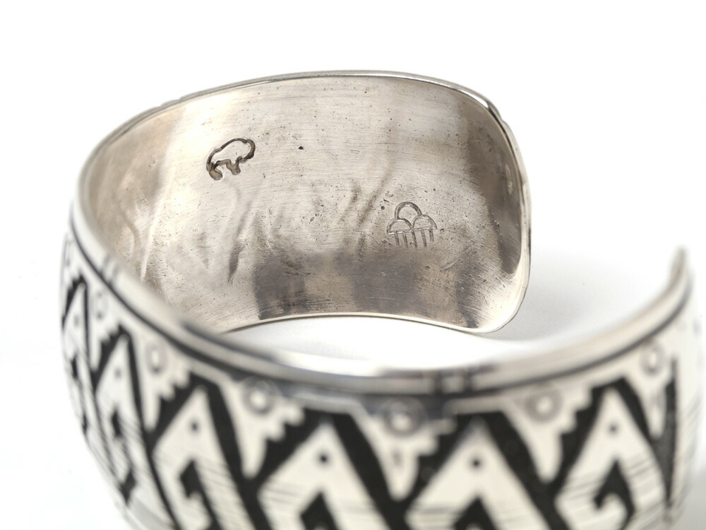 ナバホ族　バングル　シルバーアクセサリー　ハチドリと葉の彫刻 ナバホ族　バングル　シルバーアクセサリー　ハチドリと葉の彫刻