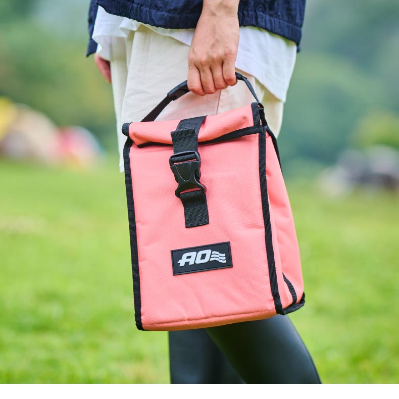 ソロキャンプやピクニック、お弁当の持ち運びに。しっかりした保冷力のクーラーバッグ
