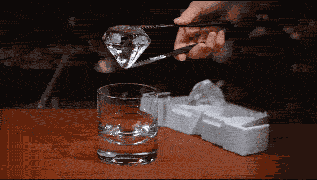 キューブ型＆ダイヤモンド型で家飲みがより楽しめるANZZYU透明氷メーカー