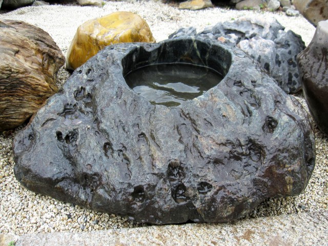手水鉢 水鉢 たまり石 天然石 庭石 つくばい 溜まり石 景石 蹲 和風