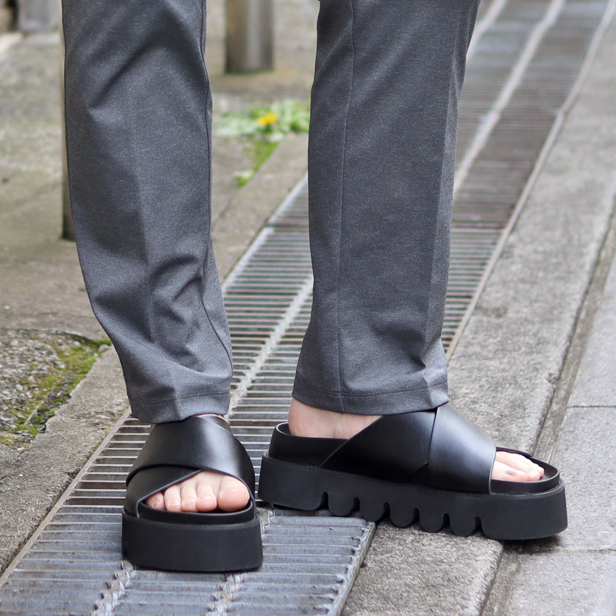 サンダル メンズ 厚底 4cm 黒 つっかけ クロスベルト 楽 レザー 合成