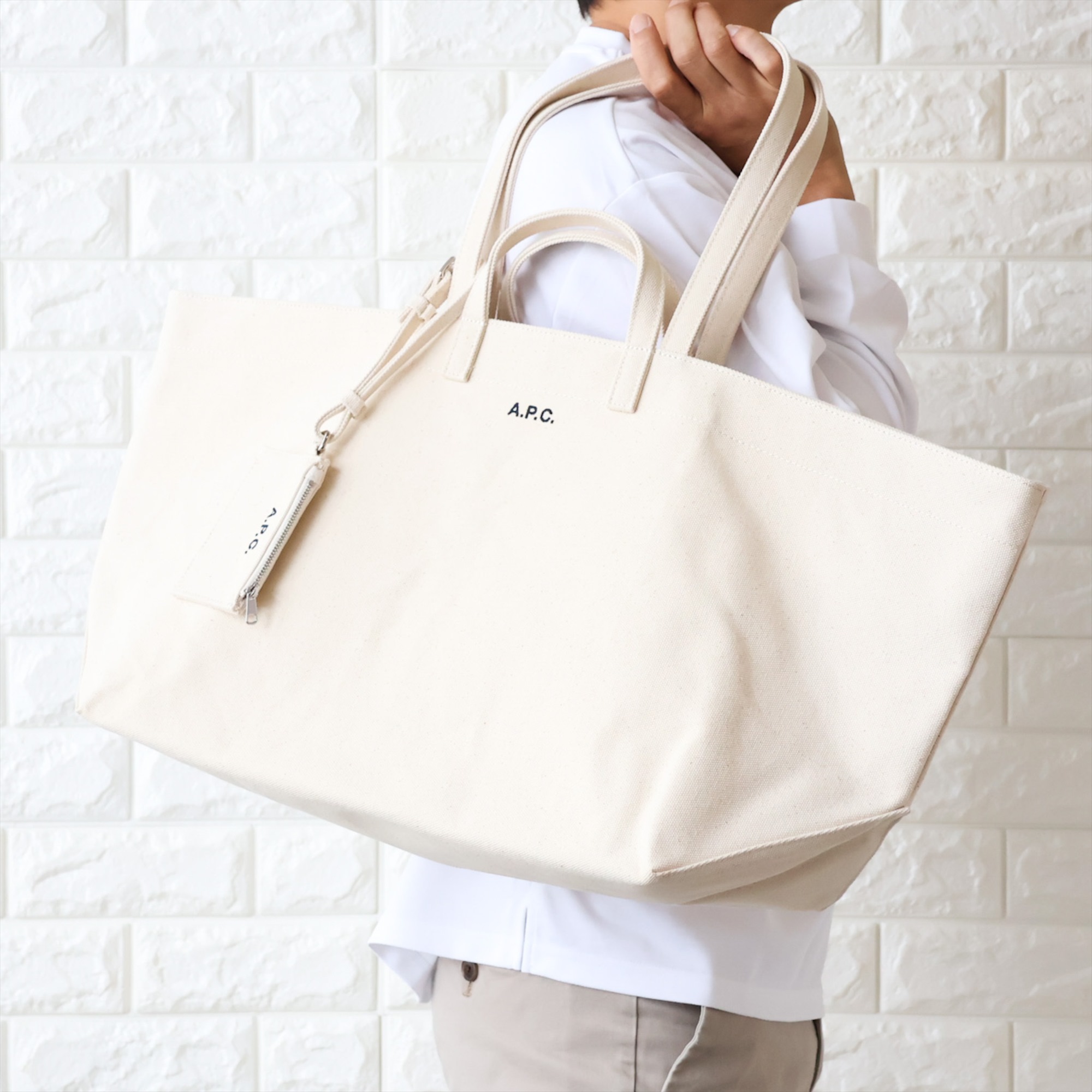 【並行輸入品】APC A.P.C. アーペーセー トートバッグ メンズ キャンバス ポーチ付 LE DRUMMER TOILE A4対応 F67046 COHMP 2026春夏新作の画像