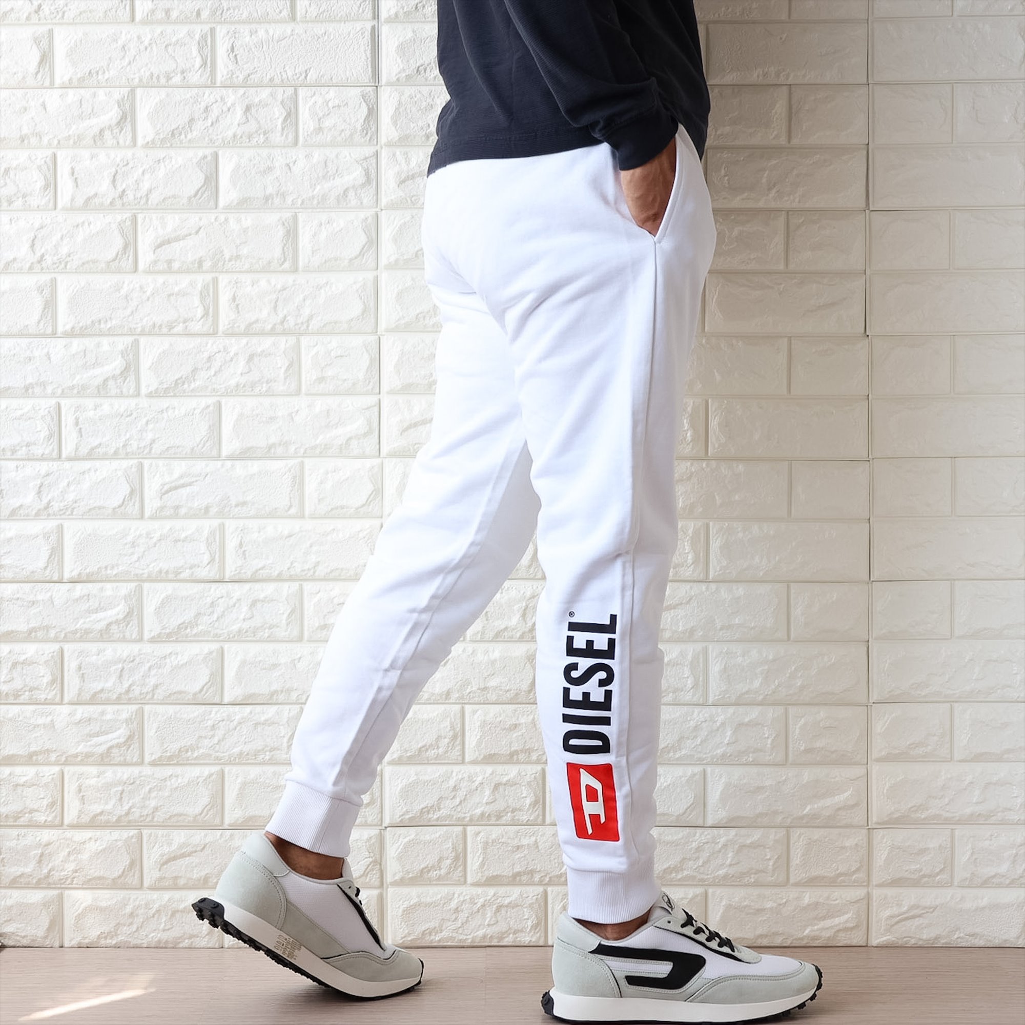 【並行輸入品】ディーゼル ジョガーパンツ メンズ ホワイト ブラック 白 黒 DIESEL スウェットパンツ ロゴ A09748 RIAJH 900の画像