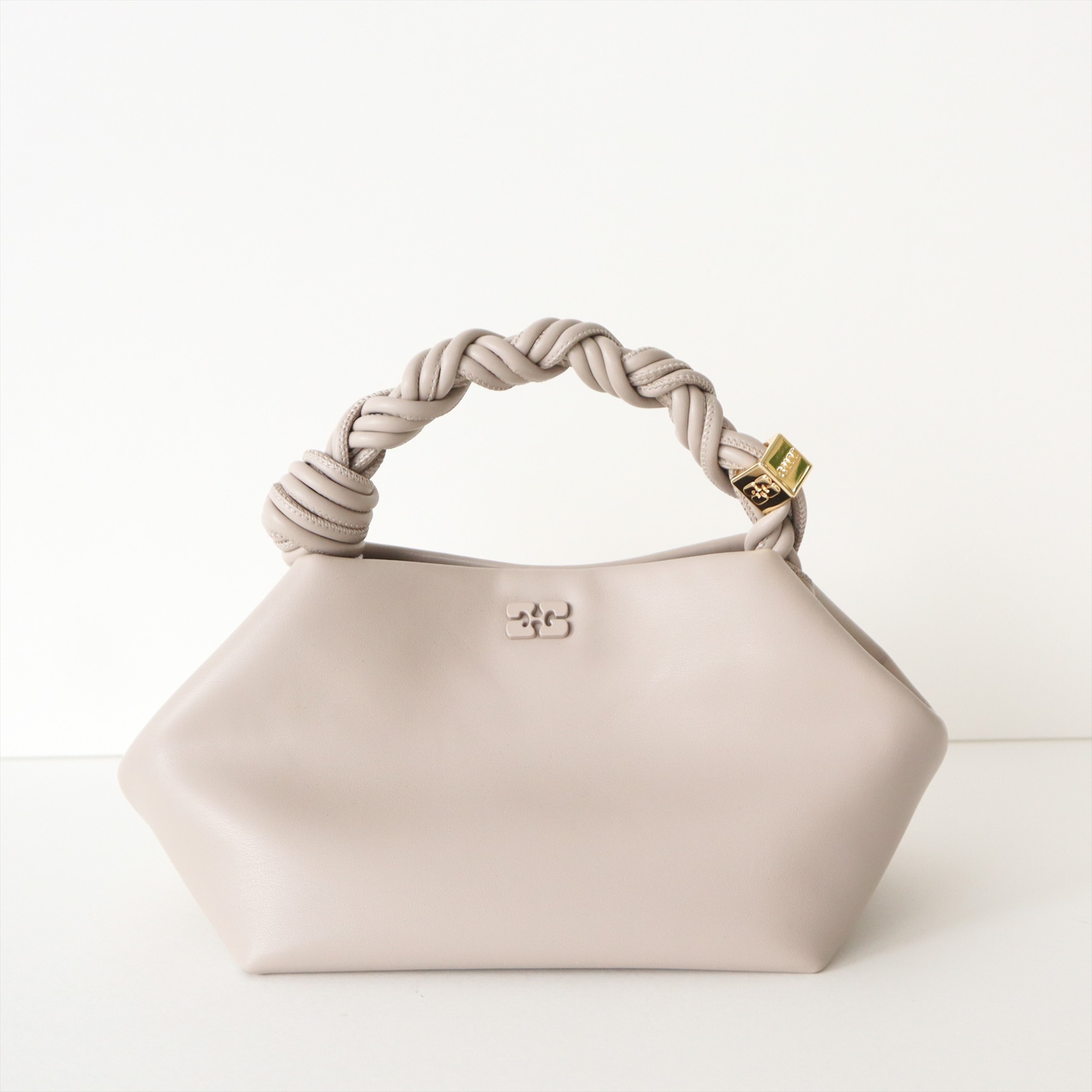 【並行輸入品】ガニ― ハンドバッグ ショルダーバッグ レディース ブラック グレージュ 黒 ロゴ 2WAY Bou Bag Small ショルダー付 GANNI A5241の画像