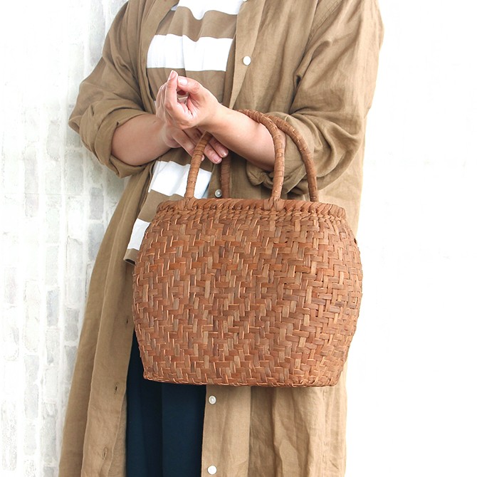 山葡萄のかごバッグ山ぶどうかごや取っ手がパタンころんとした形