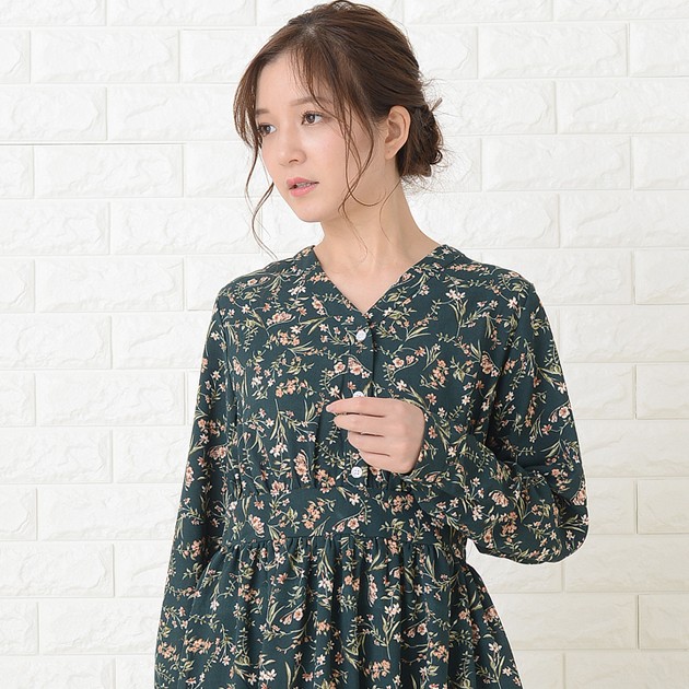 ハッと目を惹くLadyFaceに。袖口りぼん付きフラワープリント