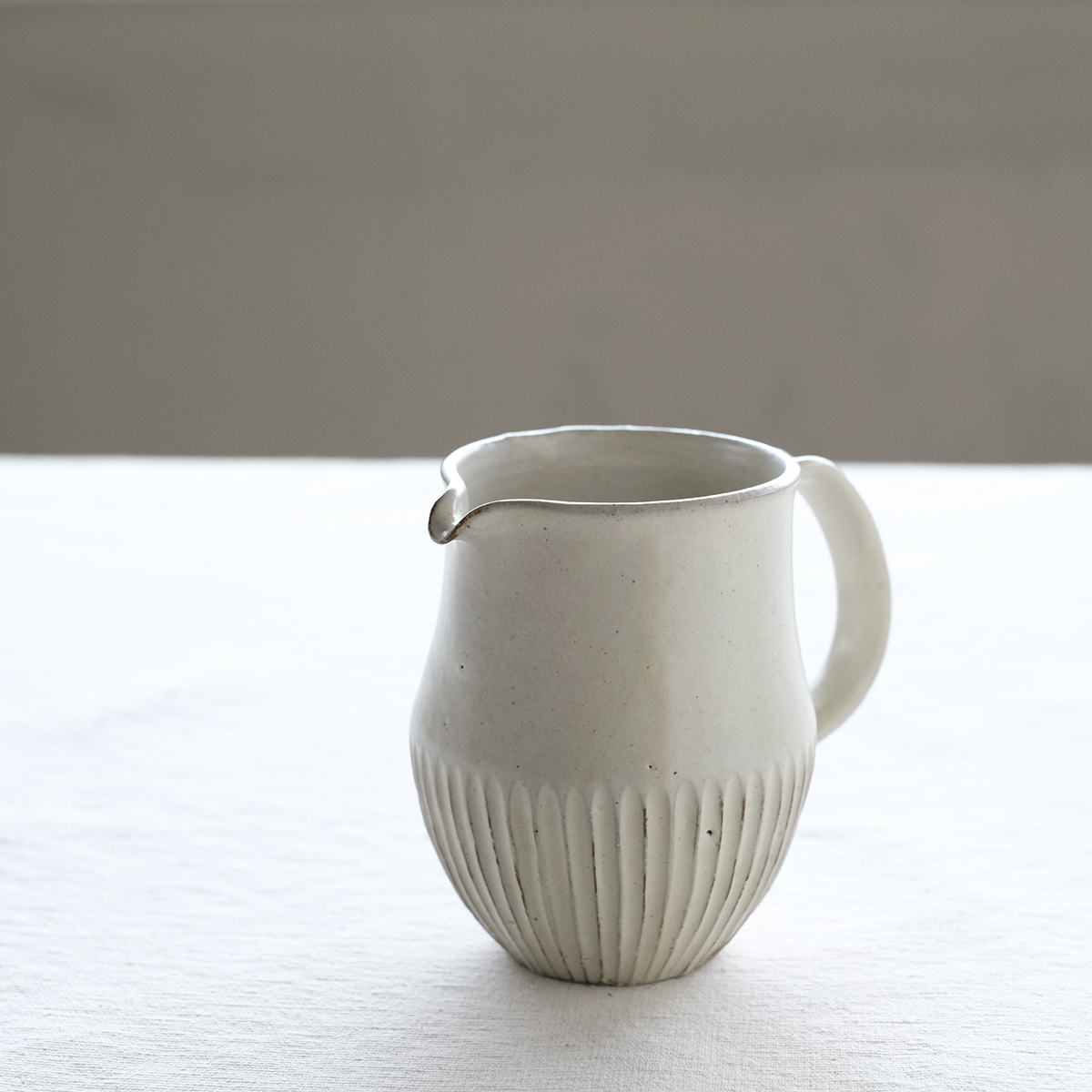 タナカマナブ 陶器 ピッチャー 水差し ジャグ カラフェ 400cc しのぎ