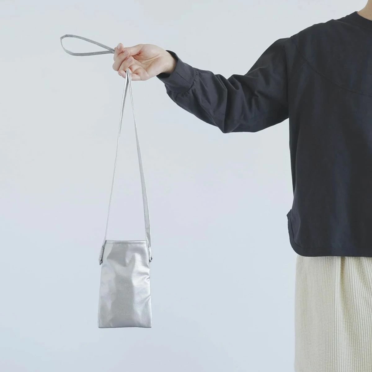 CLASKA Gallery & Shop ”DO” BANKシルバー モバイルポシェット