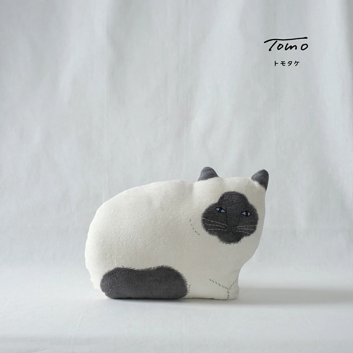 tomotake トモタケ ネコのクッション ポインテッド 泥染め 手刺繍 猫