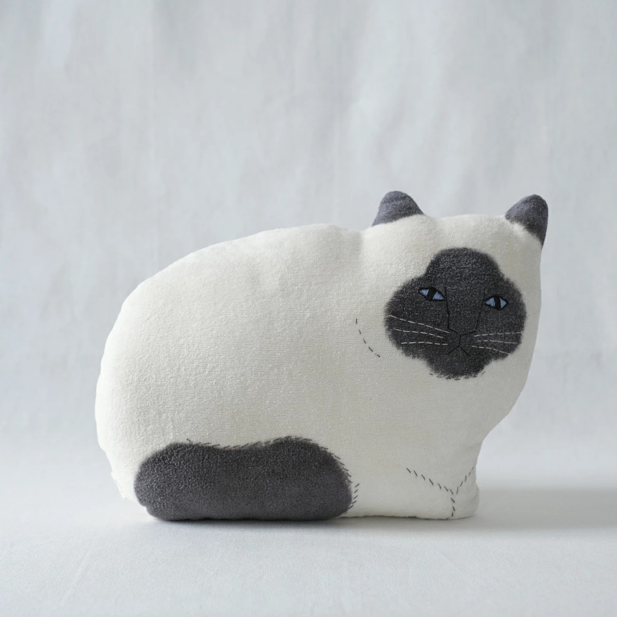 tomotake トモタケ ネコのクッション ポインテッド 泥染め 手刺繍 猫