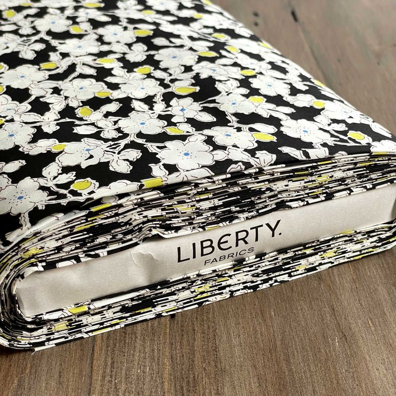 LIBERTYリバティプリント 国産タナローン生地＜Chanelle＞(シャネル)【レモン×ブラック】3337111-J23B｜merci-fabric｜07