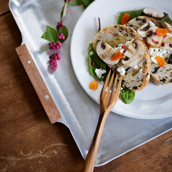 アルミトレー Sサイズ ノスタルジックな木の持ち手 32×22.5cm shesay